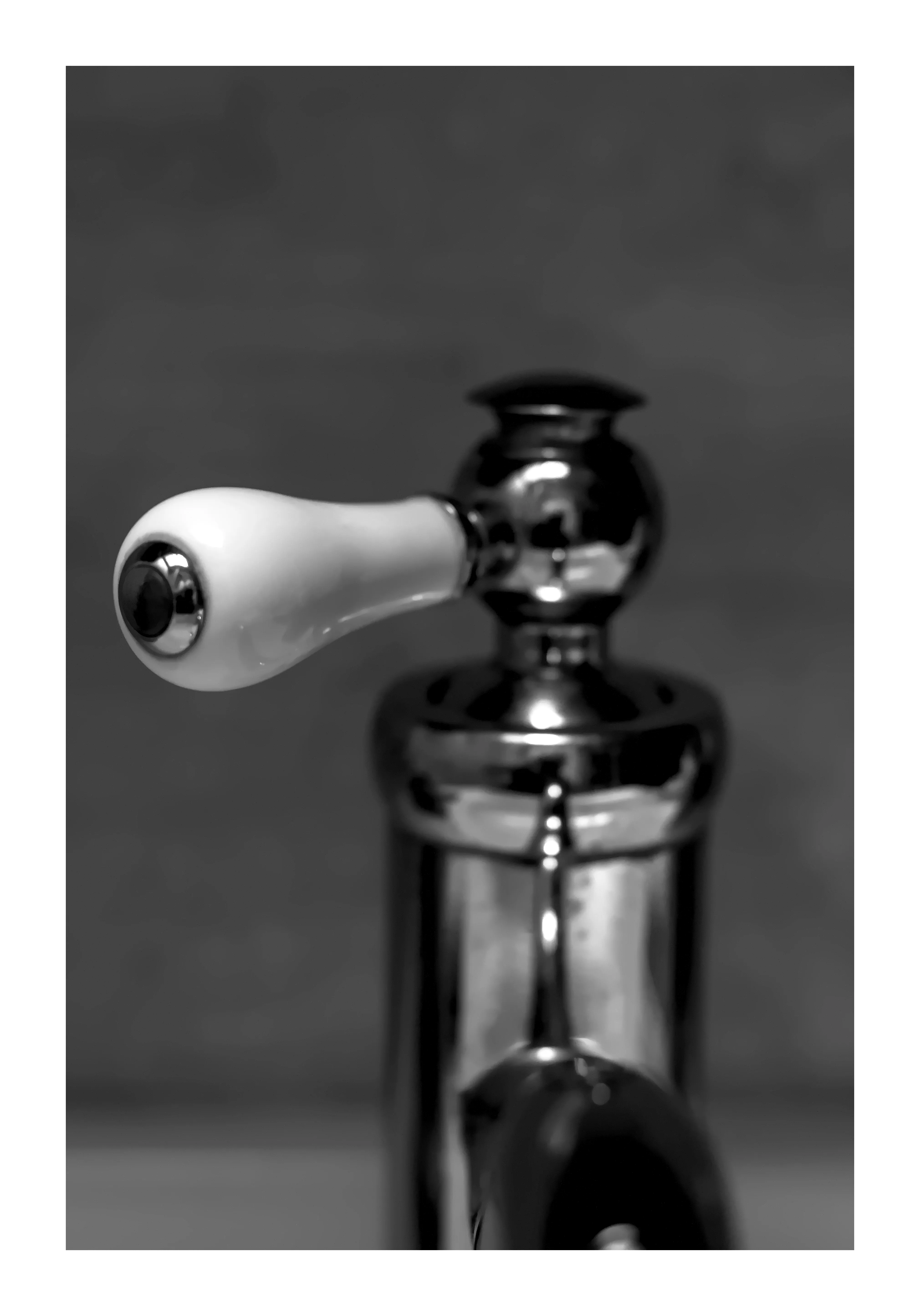 Détail d'un robinet ancien en noir et blanc